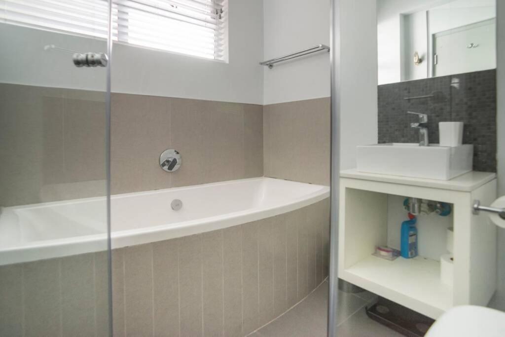 World Travellers Eclectic Apartment เคปทาวน์ ภายนอก รูปภาพ